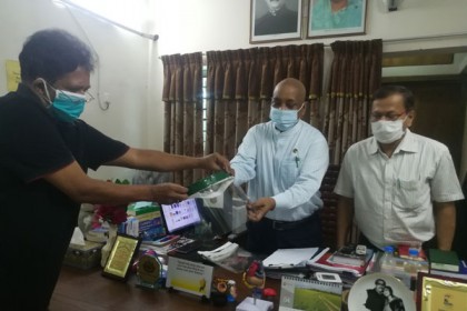 গোপালগঞ্জে চিকিৎসকদের নিজেদের তৈরি ফেস শিল্ড দিলেন শিক্ষার্থীরা