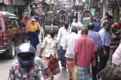 বরিশালে লকডাউন মানছে না কেউ, রাস্তায় ভিড় 