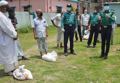বরিশালে পুলিশ কমিশনারের খাদ্য সহায়তা প্রদান