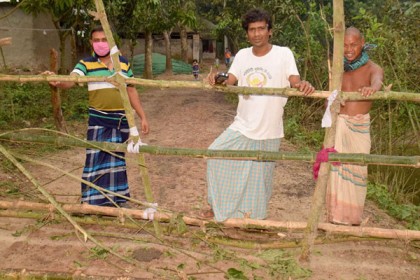 বগুড়ায় স্বেচ্ছায় লকডাউনে থাকা ৬০ পরিবারকে খাদ্য সহায়তা