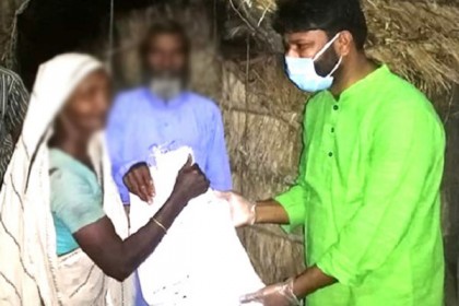 সিংড়ায় বাড়ি বাড়ি গিয়ে খাদ্য সহায়তা দিচ্ছেন সাবেক কাউন্সিলর