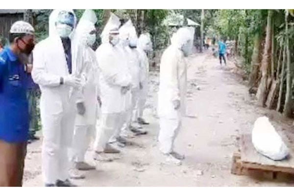 রাস্তায় পড়ে ছিল লাশ, শেষে জানাজা ও দাফন হলো হিন্দু বাড়িতে