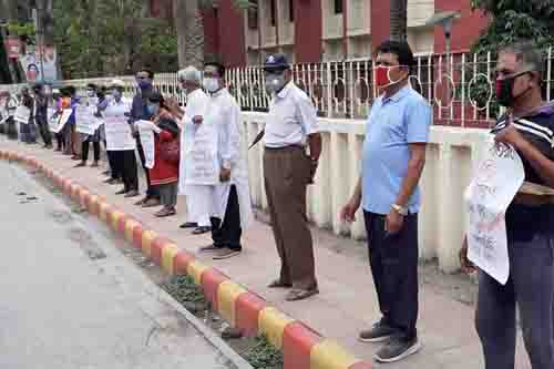 মাগুরায় নানা দাবিতে গণ কমিটির প্রতিকী মানববন্ধন