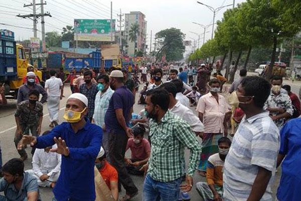 গণপরিবহন চালুর দাবিতে রাজপথে শ্রমিকরা