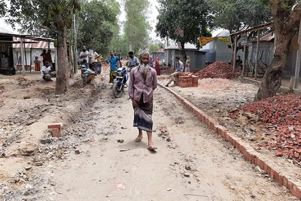 সখীপুরে রাস্তায় নিম্নমানের কাজ বন্ধ করলেন এলাকাবাসী