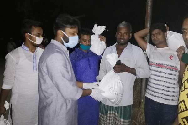 সিংড়ায় বাড়ি বাড়ি খাদ্য সামগ্রী বিতরণ 

