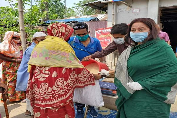 ঝুঁকি নিয়ে জনগণের মাঝে নাটোরের পৌর মেয়র