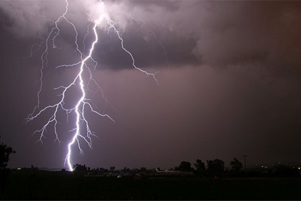 মাঠ থেকে গরু আনতে গিয়ে বজ্রপাতে 
গরুসহ কৃষক নিহত