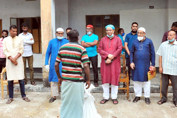 পরিবহন শ্রমিকদের মাঝে এমপি মোকাব্বিরের খাদ্যসামগ্রী বিতরণ