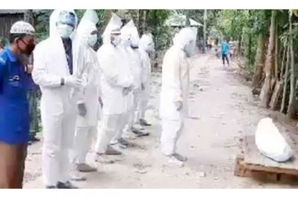 রাস্তায় পড়ে ছিল লাশ, শেষে জানাজা ও দাফন হলো হিন্দু বাড়িতে