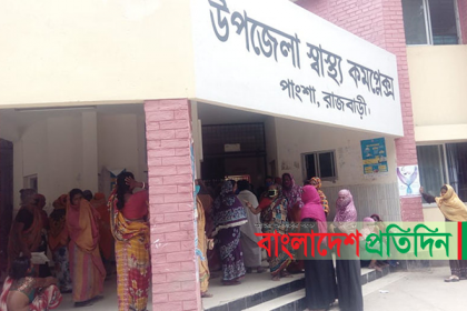 রাজবাড়ীতে ত্রাণ না পেয়ে চিকিৎসকদের অবরুদ্ধ 