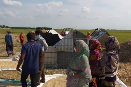 অবশেষে পুলিশের সহায়তায় বাড়ি ফিরল হাওরে থাকা পরিবারগুলো   