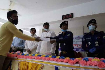 নাটোরে আত্মসমর্পণকারী চরমপন্থীদের মাঝে প্রধানমন্ত্রীর অনুদান বিতরণ