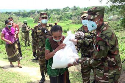 পাহাড়ের দরিদ্র জনগোষ্ঠীকে ত্রাণ দিল সেনাবাহিনী