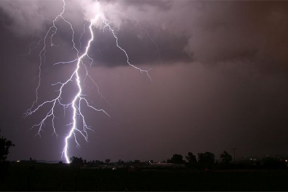 মাঠ থেকে গরু আনতে গিয়ে বজ্রপাতে 
গরুসহ কৃষক নিহত