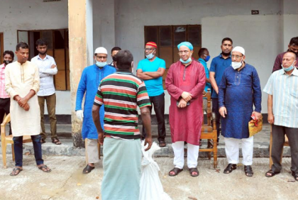 পরিবহন শ্রমিকদের মাঝে এমপি মোকাব্বিরের খাদ্যসামগ্রী বিতরণ