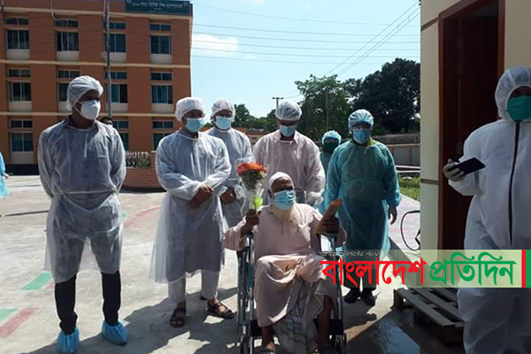 করোনা জয় করলেন ৮০ বছরের বৃদ্ধ, ফুল দিয়ে শুভেচ্ছা জানালেন ডাক্তাররা
