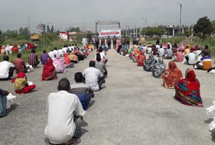 কালিয়াকৈরে আনসার সদস্যদের মাঝে ত্রাণ বিতরণ