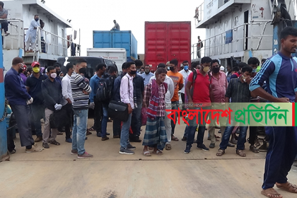 ঢাকার পথে মানুষ, দৌলতদিয়া-পাটুরিয়ায় উপচে পড়া ভিড়