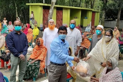 সোনাতলায় কর্মহীনদের মাঝে ত্রাণসামগ্রী বিতরণ