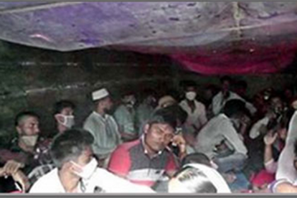 ত্রিপলঢাকা ট্রাকে করে রাজধানীতে ফিরছেন শতশত মানুষ