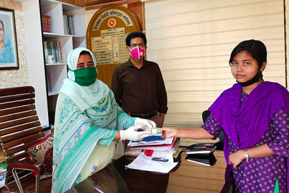 অসহায়দের সাহায্যে টিফিনের জমানো টাকা দিলেন কলেজছাত্রী