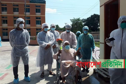 করোনা জয় করলেন ৮০ বছরের বৃদ্ধ, ফুল দিয়ে শুভেচ্ছা জানালেন ডাক্তাররা