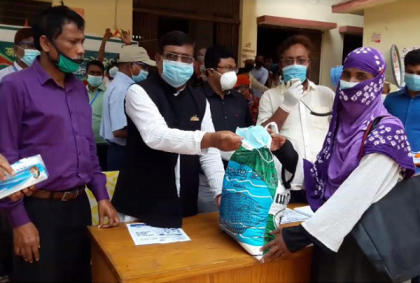 গাংনীতে শতাধিক পরিবারকে খাদ্যসামগ্রী বিতরণ