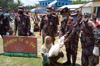 সীমান্তের ১৮শ পরিবারের মাঝে বিজিবির ত্রাণ