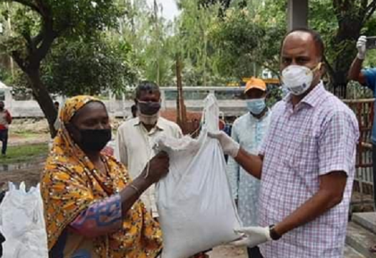 সিংড়ায় অসহায়দের মাঝে উপজেলা চেয়ারম্যানের খাদ্যসামগ্রী বিতরণ