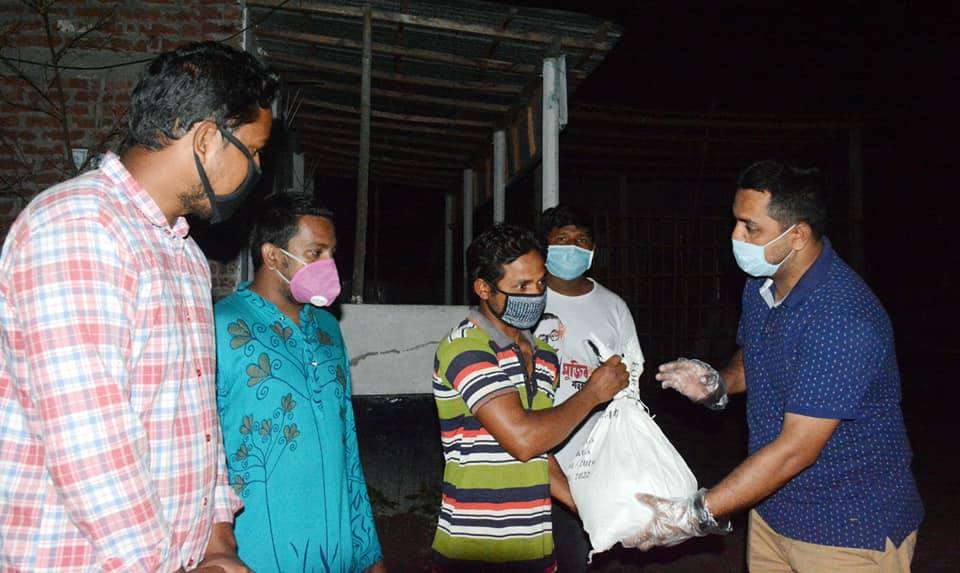 রাতের আঁধারে বাড়ি বাড়ি খাবার পৌছে দিচ্ছে রংপুর ছাত্রলীগ 