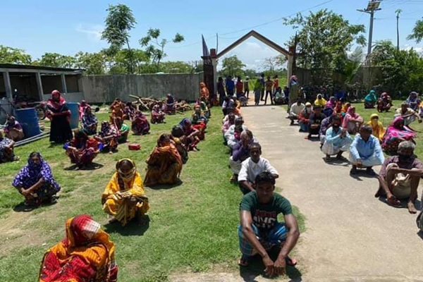ঠাকুরগাঁওয়ে চা-শ্রমিকদের মাঝে ৫ হাজার টাকা করে বিতরণ