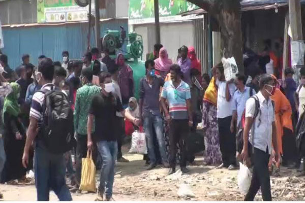 পাটুরিয়া ঘাটে ঢাকামুখী মানুষের ভিড়