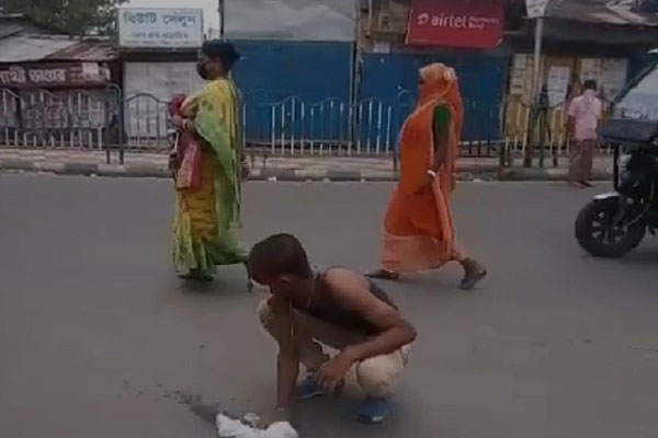 পানের পিক ফেলায় যুবককে দিয়ে রাস্তা পরিষ্কার করালো পুলিশ!