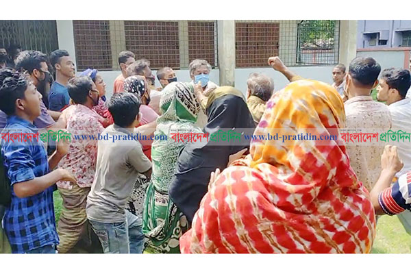 ত্রাণের দাবিতে ইউনিয়ন পরিষদ ঘেরাও, চেয়ারম্যান লাঞ্ছিত