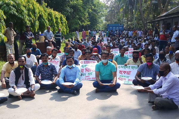 জামালপুরে বকেয়া বেতনের দাবিতে সুগার মিল শ্রমিকদের অবস্থান
