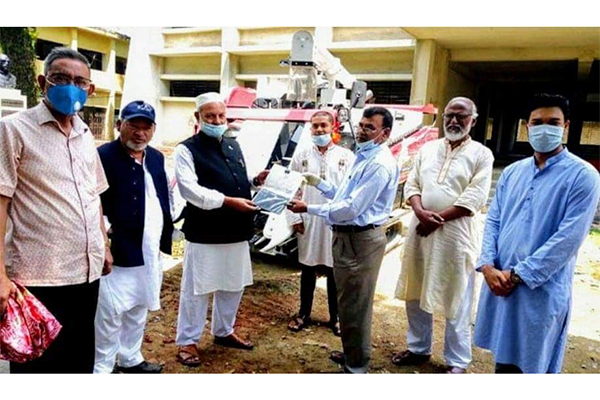 নেত্রকোনায় হারভেস্টার যন্ত্র পেলেন উপজেলা চেয়ারম্যান