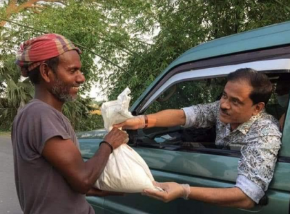 ধামরাইয়ে ত্রাণ নিয়ে দুস্থদের বাড়িতে উপজেলা চেয়ারম্যান