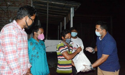 রাতের আঁধারে বাড়ি বাড়ি খাবার পৌছে দিচ্ছে রংপুর ছাত্রলীগ 