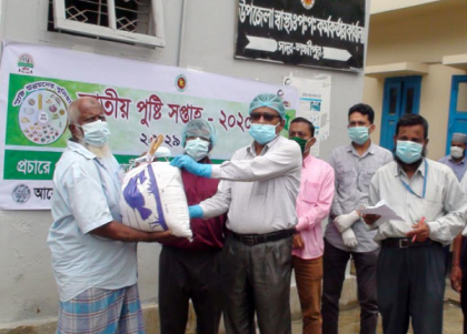 লক্ষ্মীপুরে চিকিৎসা নিতে এসে খাদ্য সহায়তা পেল ১০০ রোগী