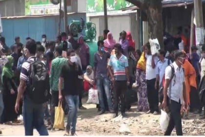 পাটুরিয়া ঘাটে ঢাকামুখী মানুষের ভিড়