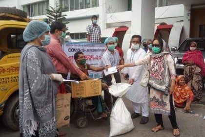 ফরিদপুরে দেড়শ প্রতিবন্ধীর বাড়িতে খাদ্যসামগ্রী বিতরণ
