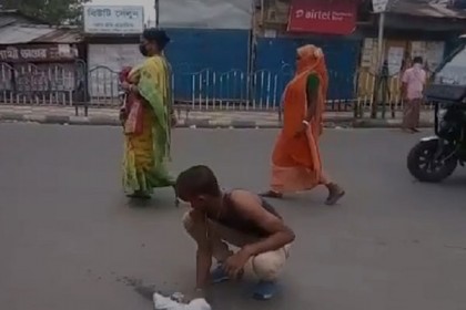 পানের পিক ফেলায় যুবককে দিয়ে রাস্তা পরিষ্কার করালো পুলিশ!