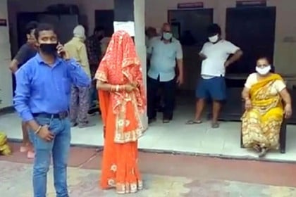 লকডাউনে বাজার করতে বের হয়ে ফিরলেন নববধূ নিয়ে