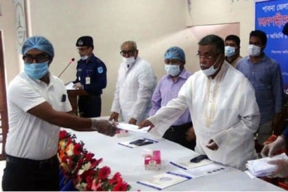 ফরিদপুরের আত্মসমর্পণকারী চরমপন্থীদের মাঝে আর্থিক অনুদান