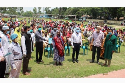 সোনাতলায় ওএমএস’র কার্ড ও ত্রাণ সামগ্রী বিতরণ