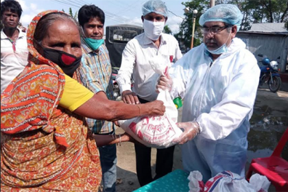 হালুয়াঘাটে ৫০০ পরিবারকে খাদ্য সহায়তা দিলেন বিএনপি নেতা প্রিন্স 