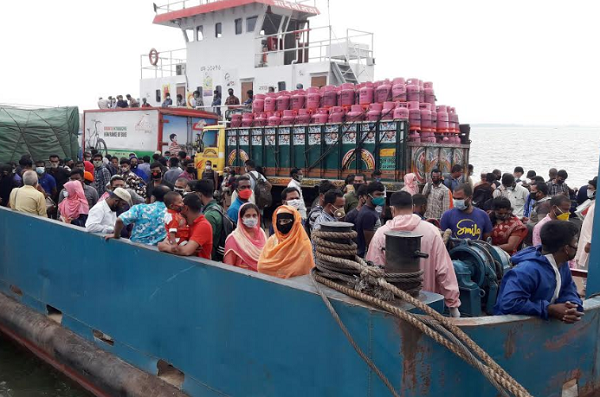 আন্তর্জাতিক শ্রমিক দিবসে ঢাকার পথে পোশাক শ্রমিকরা