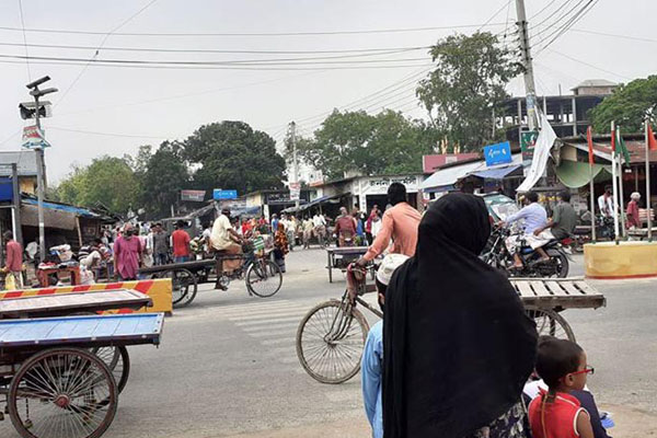 চাঁপাইনবাবগঞ্জে অধিকাংশ দোকান খোলা 