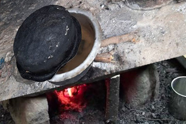 ক্ষুধার্ত সন্তানদের সান্ত্বনা দিতে মায়ের পাথর রান্না!
